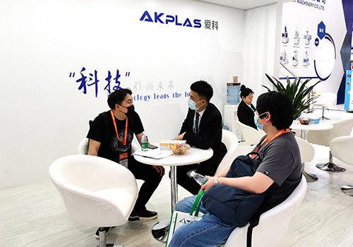 愛科機(jī)械參加CHINAPLAS2021,講解注塑機(jī)